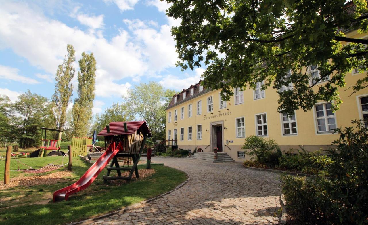 Familien- Und Freizeithotel Gutshaus Petkus ภายนอก รูปภาพ