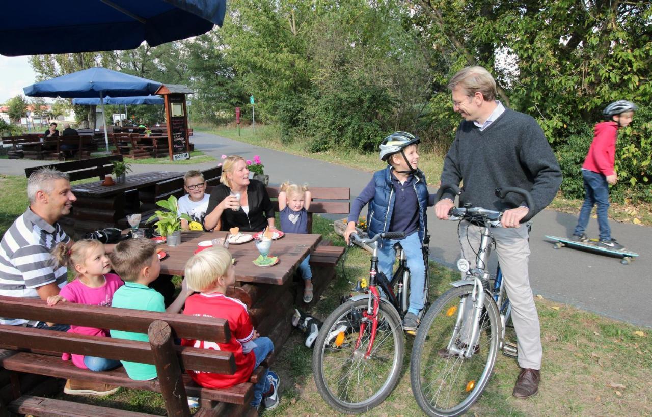 Familien- Und Freizeithotel Gutshaus Petkus ภายนอก รูปภาพ